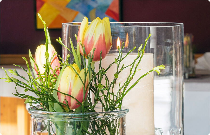 Tulpen in einem Glasgefäß
