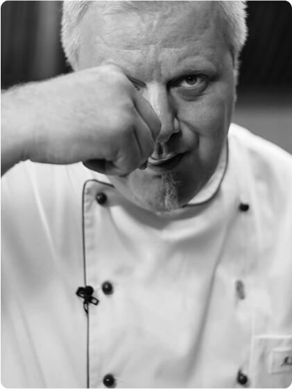 Schwarz/Weiß Bild Mann probiert Essen.