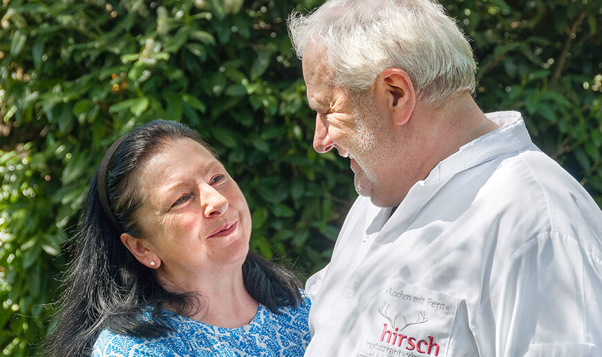 Mann und Frau schauen sich glücklich an.