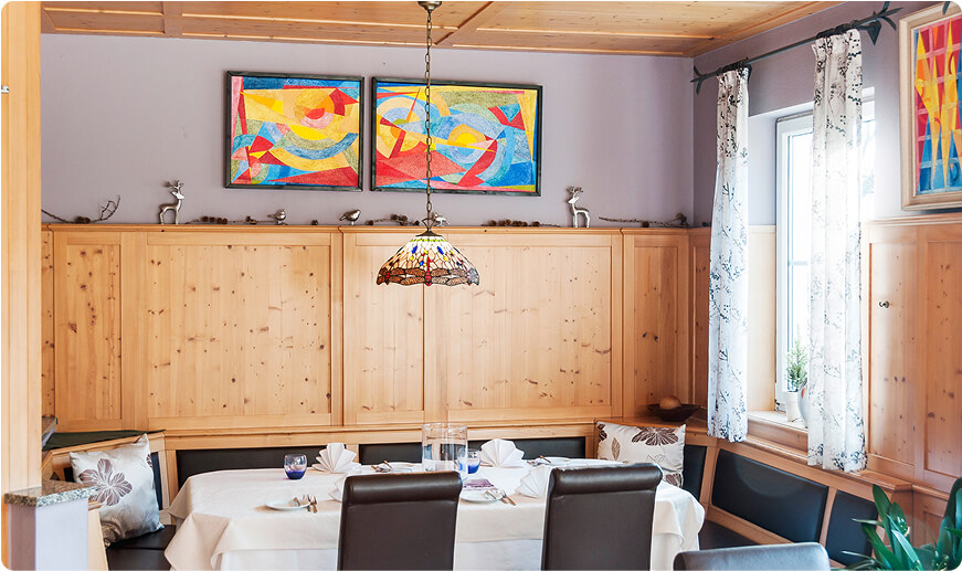 Speisesaal mit einem schön gedeckten Tisch.