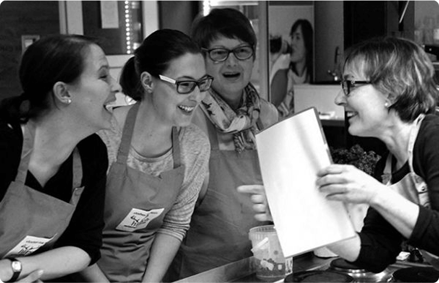 Eine Gruppe Frauen unterhält sich fröhlich.