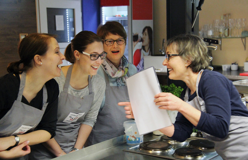 Frauen machen einen Kochkurs